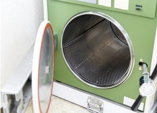 オートクレーブ滅菌器で治療器具の滅菌を行っています。