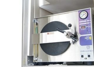 オートクレーブ滅菌器を使用して滅菌された治療器具を使用しています。