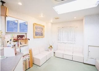 待合室です。診療やお支払いをお待ちの間はこちらでおくつろぎください。