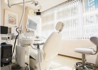 診療チェアです。必要に応じてモニターを使った説明をします。