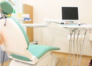 診療台はパーテーションで区切られています。