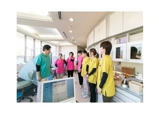 ミーティングの風景です。歯科医師、スタッフ全員が連携して診療を行います。