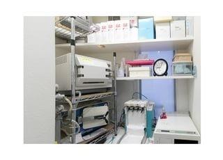 滅菌室です。スタッフが滅菌を行っております。