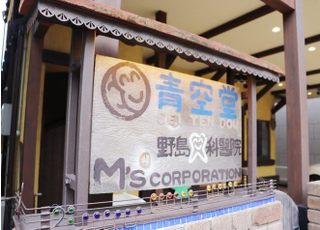 この看板を目印にお越しください。