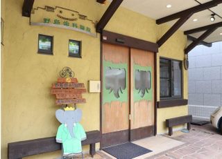 玄関には象の看板があります。扉も象のモチーフにしました。