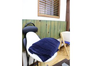 荷物置き用のかごを置いています。ブランケットもお使いください。