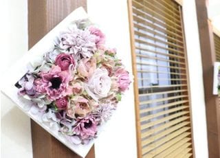 リラックスできるよう、診療スペースにもお花を飾っています。