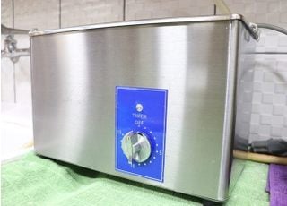 超音波洗浄機です。細かい汚れを滅菌前に落とします。