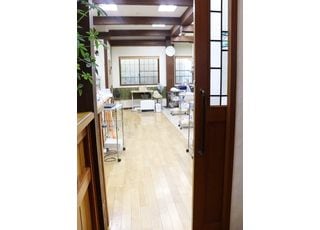 診療スペースへはこちらの扉からお入りいただけます。