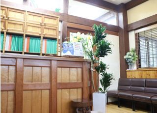 受付です。患者さまを笑顔でお迎えします。