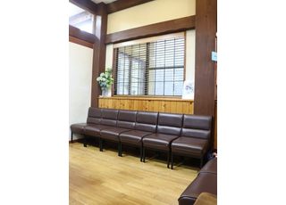 茶色のソファで落ち着いた雰囲気にしています。