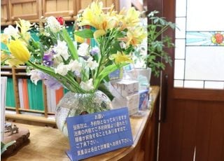お花を飾り、患者さまの気持ちを和ませます。