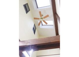 天井に高さをだし、開放感のあるつくりにしています。