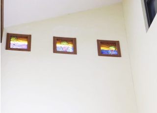 壁の上部にはステンドガラスの窓があります。