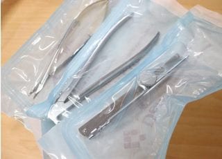 滅菌後、器具は滅菌パックにて個別に保管しています。