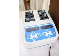 お口の中の型取りをする際のコンディショナーを温める器械です。