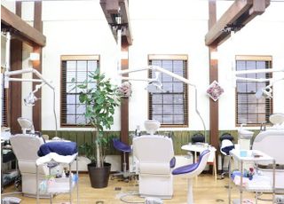 診察台はあえて仕切りを作らず、開放的にしました。