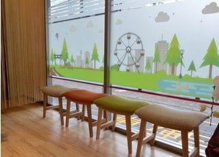 待合室です。こちらでおかけになってお待ちください。