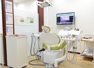 診療室です。明るく開放的な空間です。