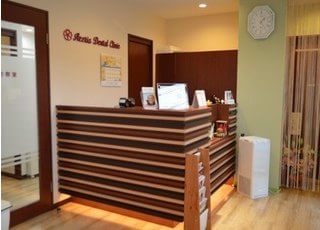 受付です。こちらで診察券のご提示をお願いいたします。