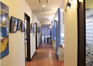 治療室は待合室から見渡せるような通り抜けの作りになっています♪