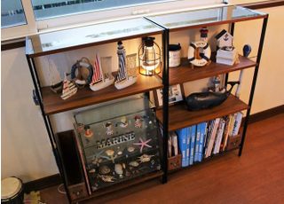 港にまつわるアイテムが所々に飾られております♪