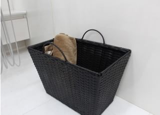 お荷物を入れるかごをご用意しております