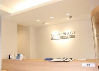 木目調のあたたかみのある受付です。