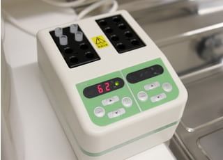 麻酔液はこの機器を使用して温めることにより、痛みを抑えるように工夫しております。