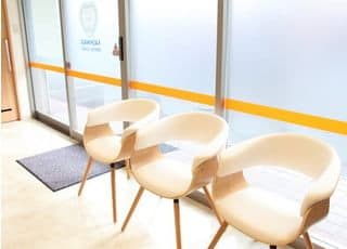 待合室にはくつろいでいただけるように、一人掛けの椅子をご用意しております。