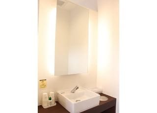 パウダールームには大きな鏡を用意しております。治療後のお化粧直しなどにもご利用ください。