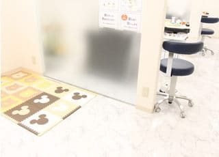 親御さまが治療中の際、お子さまは診療室でお待ちいただけます。