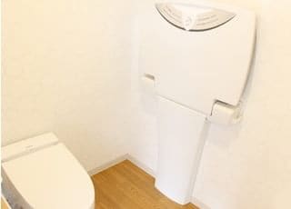 トイレにはオムツ交換台をご用意しております。赤ちゃんとご一緒でも遠慮なくお越しください。