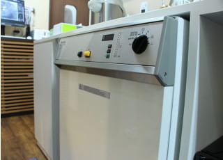 当オフィスでは滅菌前に洗浄機を使用し、院内感染の防止に努めています