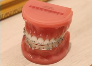 できるだけ目立たない矯正器具を使用いたします。