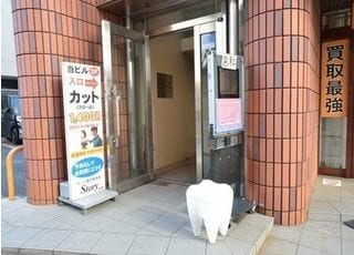 ビルの入口には看板を設置しています。