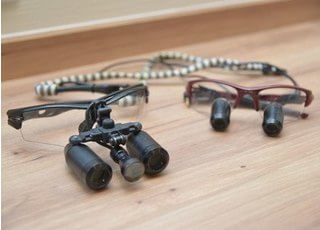 ルーペを活用して細かな部分までしっかりと治療していきます。