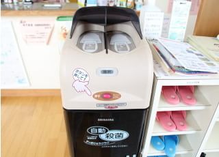 皆様に清潔に使用していただけるように、スリッパの除菌を行ってます