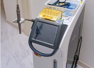 レーザー機器を使用することで、タービンを使用せずに患者さまの負担を軽減して治療が可能です