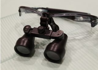 拡大鏡を使用することで、肉眼でも見えにくい部分をしっかりと見て治療を行います。