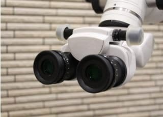 拡大鏡よりも拡大倍率の高いマイクロスコープを導入しております。