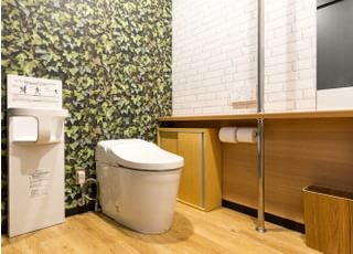 トイレは広々として、お子さまのオムツを替えるスペースもございます。