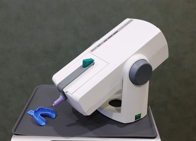 患者さまに合わせて技工所と素材を選ぶつめ物・かぶせ物治療を提供しています