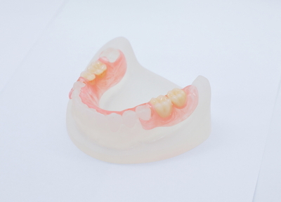 入れ歯治療に研鑽を積んだ歯科医師が、噛み合わせのよい入れ歯をご提供しています