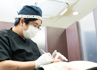 様々な症例に対応してきた歯科医師がインプラント治療を対応しています