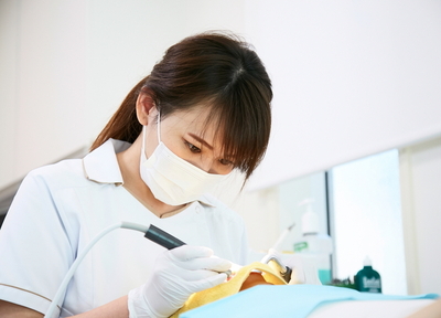 歯科口腔外科の症例に数多く対応してきた歯科医師が外科治療を担当します