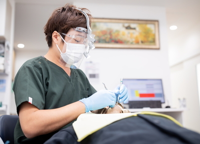 院長は歯科口腔外科を中心に診療してきたので、インプラントやお口のできものの切除など幅広く対応することが可能です