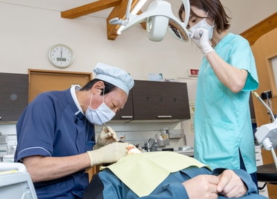 検査用のレーザーと検知液を併用し、虫歯の早期発見に努めています