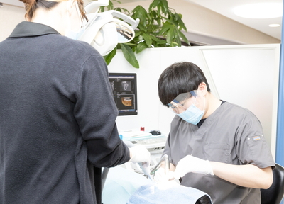 歯科口腔外科の研鑽を積んだ院長が、複雑な外科治療にも対応しています