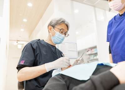 研鑽を積んだ歯科医師が、親知らずの抜歯やインプラント治療を対応しています